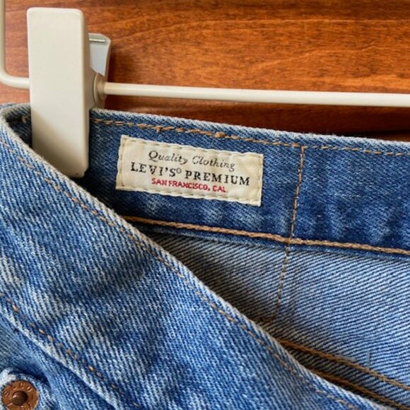 Levi's Premium Woman's Bermuda Denim Shorts Size 30 - Picture 3 of 5